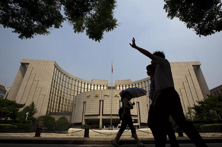 择机降息与社交网络上的消费贷热潮 一场关于时机与欲望的对话
